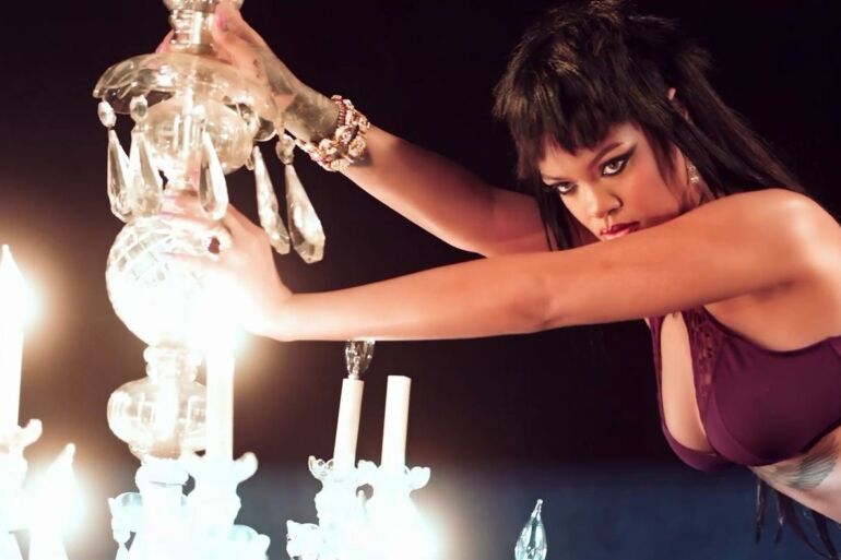 Rihanna pristatė savo prekinio ženklo „Savage X Fenty“ intriguojančią Kalėdinę kolekciją (FOTO)