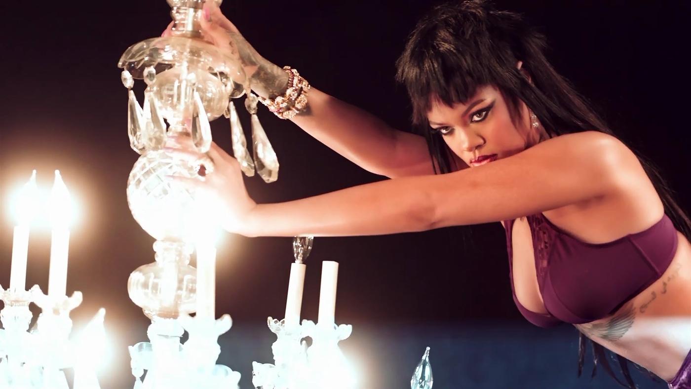 Rihanna pristatė savo prekinio ženklo „Savage X Fenty“ intriguojančią Kalėdinę kolekciją (FOTO)