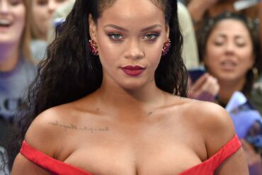 Rihanna viešumoje pasirodė su rankine