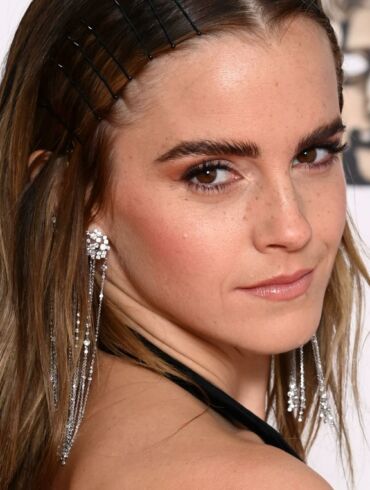 Seniai viešumoje regėta „Hario Poterio“ žvaigždė Emma Watson BAFTA apdovanojimuose suspindėjo elegantišku stiliumi