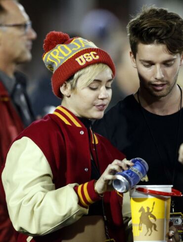 Spėlionės baigėsi: Miley Cyrus gyvenime – naujas mylimasis(BUČINIO FOTO)