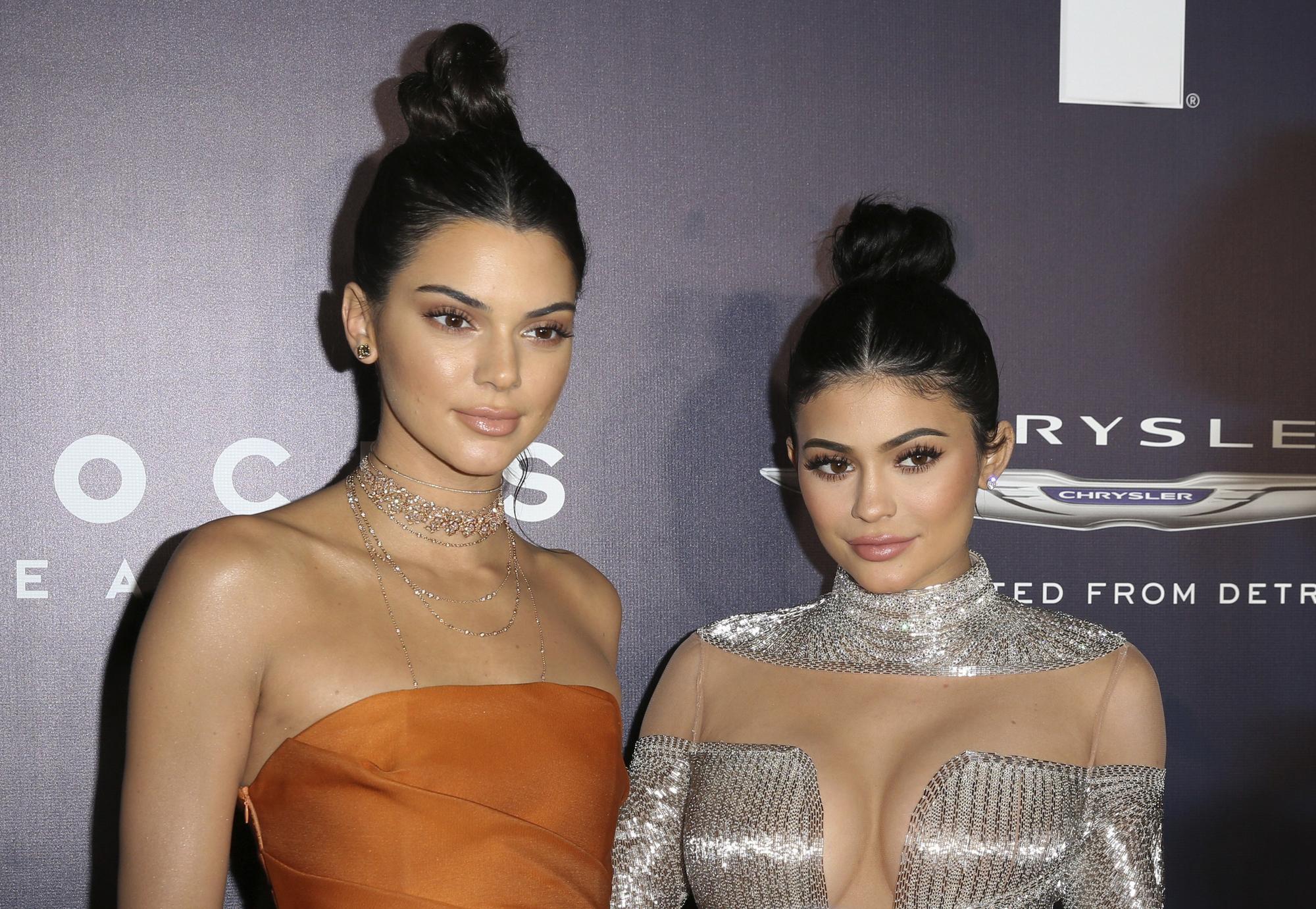 Talentu seserys Jenner nesišvaisto: nauja "Kendall + Kylie" kolekcija ir nauji kopijavimai