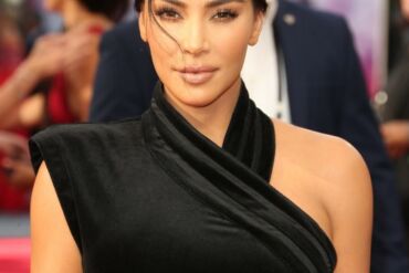 Tarsi barbė: Kim Kardashian nustebino neįprastu stiliumi (FOTO)
