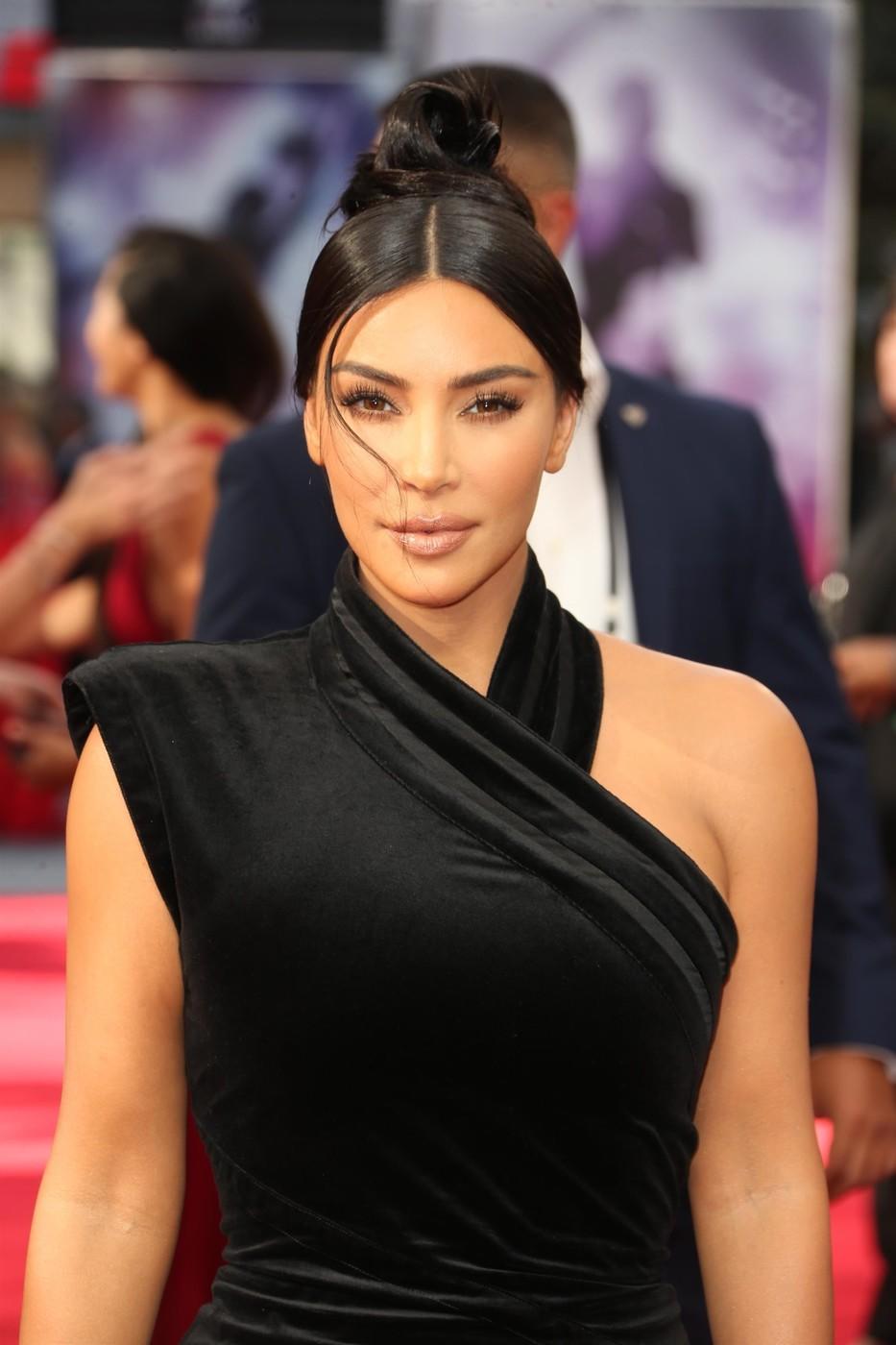 Tarsi barbė: Kim Kardashian nustebino neįprastu stiliumi (FOTO)