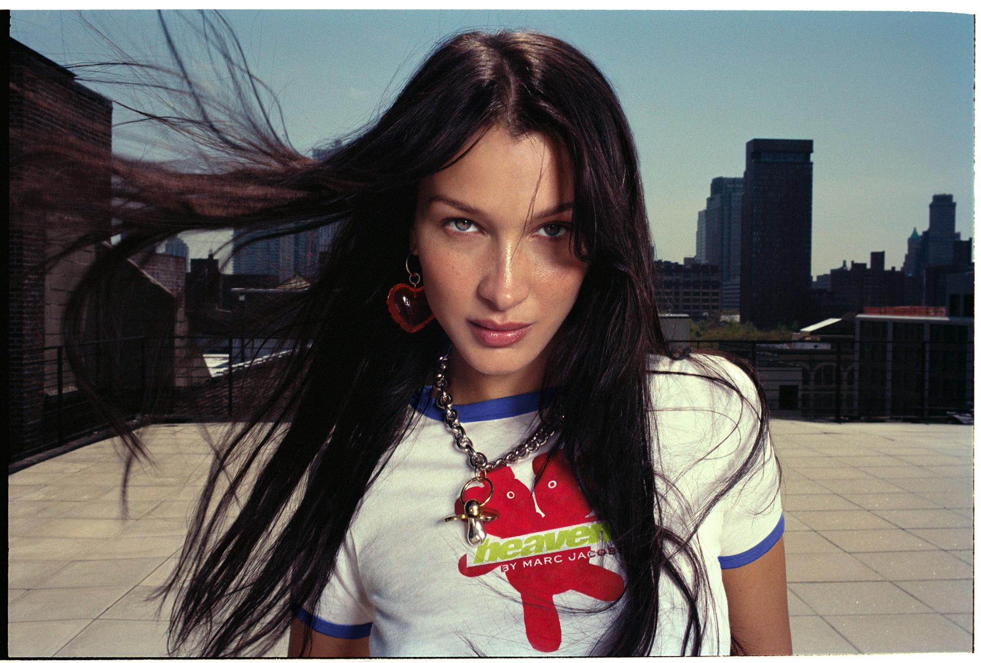 Tarsi sugrįžusi į 2000 - uosius: Bella Hadid Marc Jacobs reklaminėje kampanijoje (FOTO)