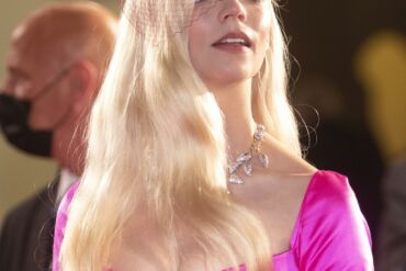 „The Queen's Gambit“ žvaigždė Anya Taylor-Joy nustebino apranga renginyje: išlaisvino savo vidinę Barbę (FOTO)