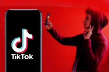 "TikTok" stabdo naujų vaizdo įrašų skelbimą iš Rusijos