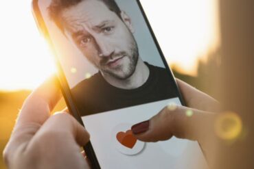 „Tinder swindler“ tebuvo tik vienas iš daugelio: kaip atpažinti ir išvengti romantinių sukčių