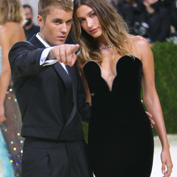 Tobula pora: „Met Gala“ renginyje sužibėjo retai kada renginiuose kartu pasirodantys Justinas ir Hailey Bieberiai (FOTO)