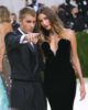 Tobula pora: „Met Gala“ renginyje sužibėjo retai kada renginiuose kartu pasirodantys Justinas ir Hailey Bieberiai (FOTO)