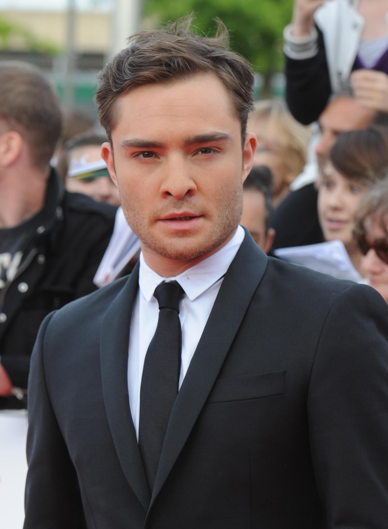 Tobula pora: serialo „Gossip girl“ žvaigždė Ed Westwick Kanų kino festivalyje pasirodė su gražuole mylimąja