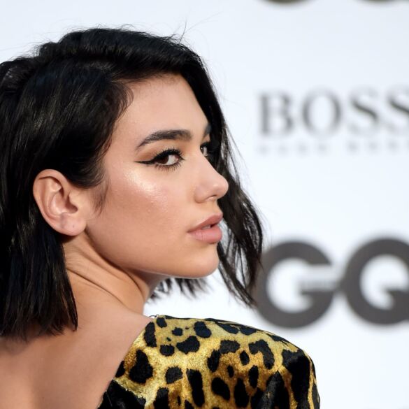 Transformacijos: Į Lietuvą atvyksianti Dua Lipa „Grammy“ apdovanojimuose nustebino pasikeitusia išvaizda