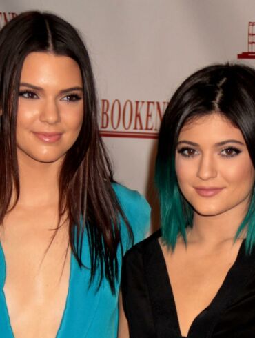 „Tuštutėmis“ dažnai tituluojamos Kendall ir Kylie Jenner pribloškė kritikus