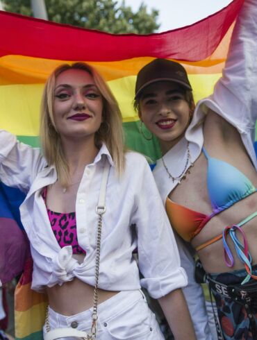 Varšuvos - Kijevo LGBTQ+ eitynėse dalyvavę žmonės ragino nutraukti LGBTQ+ bendruomenės diskriminaciją ir sustabdyti agresorę Rusiją