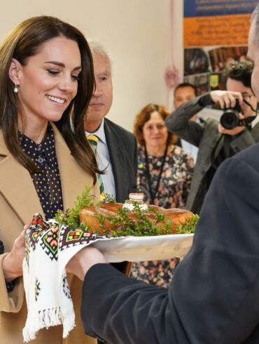 Velso princesė Kate Middleton savo apranga išreiškė paramą nuo karo kenčiančiai Ukrainai