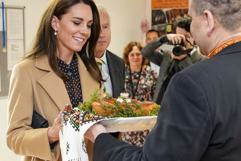 Velso princesė Kate Middleton savo apranga išreiškė paramą nuo karo kenčiančiai Ukrainai