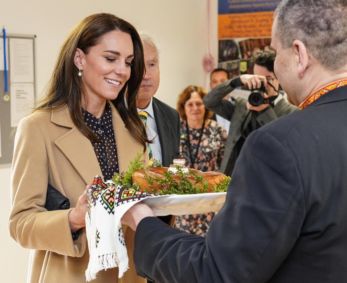 Velso princesė Kate Middleton savo apranga išreiškė paramą nuo karo kenčiančiai Ukrainai