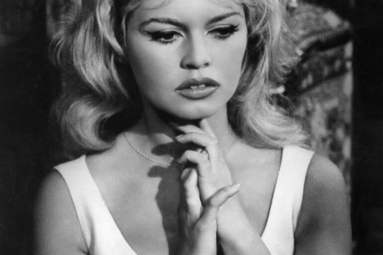 Vieną populiariausių šiandienos šukuosenų tendencijų inspiravo legendinė aktorė Brigitte Bardot