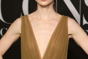 Žvilgsnis į įžymybės kosmetinę: 10 mėgstamiausių aktorės Lily Collins grožio produktų