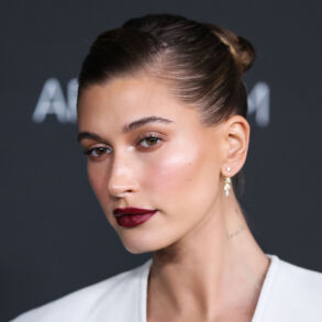 Hailey Bieber diktuoja šio sezono stilingiausių maudymukų tendenciją