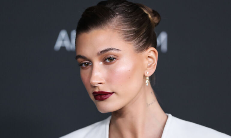 Hailey Bieber diktuoja šio sezono stilingiausių maudymukų tendenciją