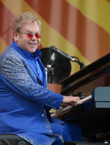 Elton John dainos