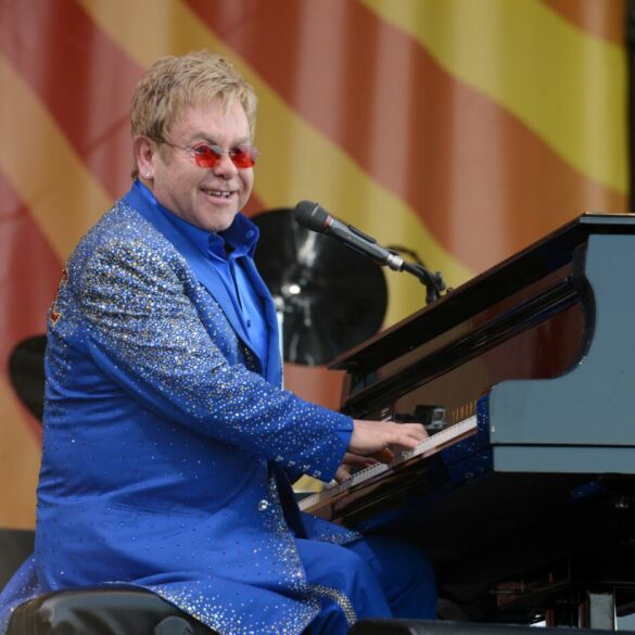 Elton John dainos