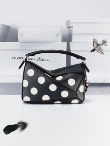 Loewe rankinė puzzle
