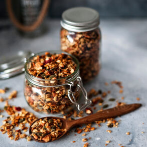 Granola / Shutterstock