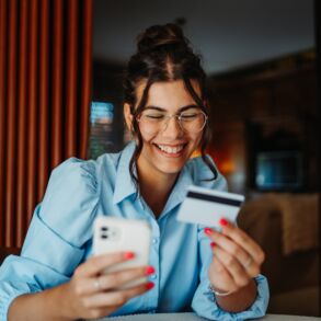 Pirkti internetu / Shutterstock
