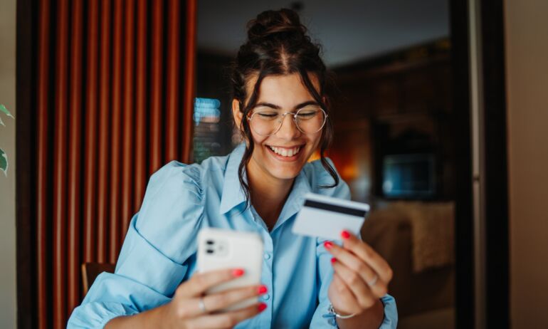 Pirkti internetu / Shutterstock