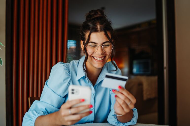Pirkti internetu / Shutterstock