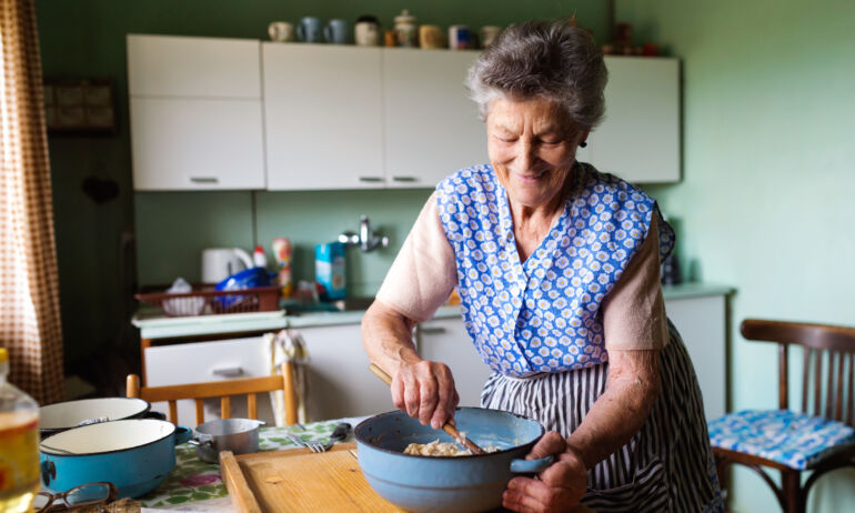 Močiutė gamina
