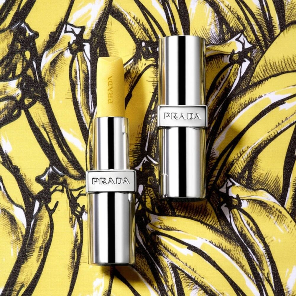 „Prada Beauty“ makiažo naujienos: nuo rudeniškų akių šešėlių iki naujų priemonių lūpoms