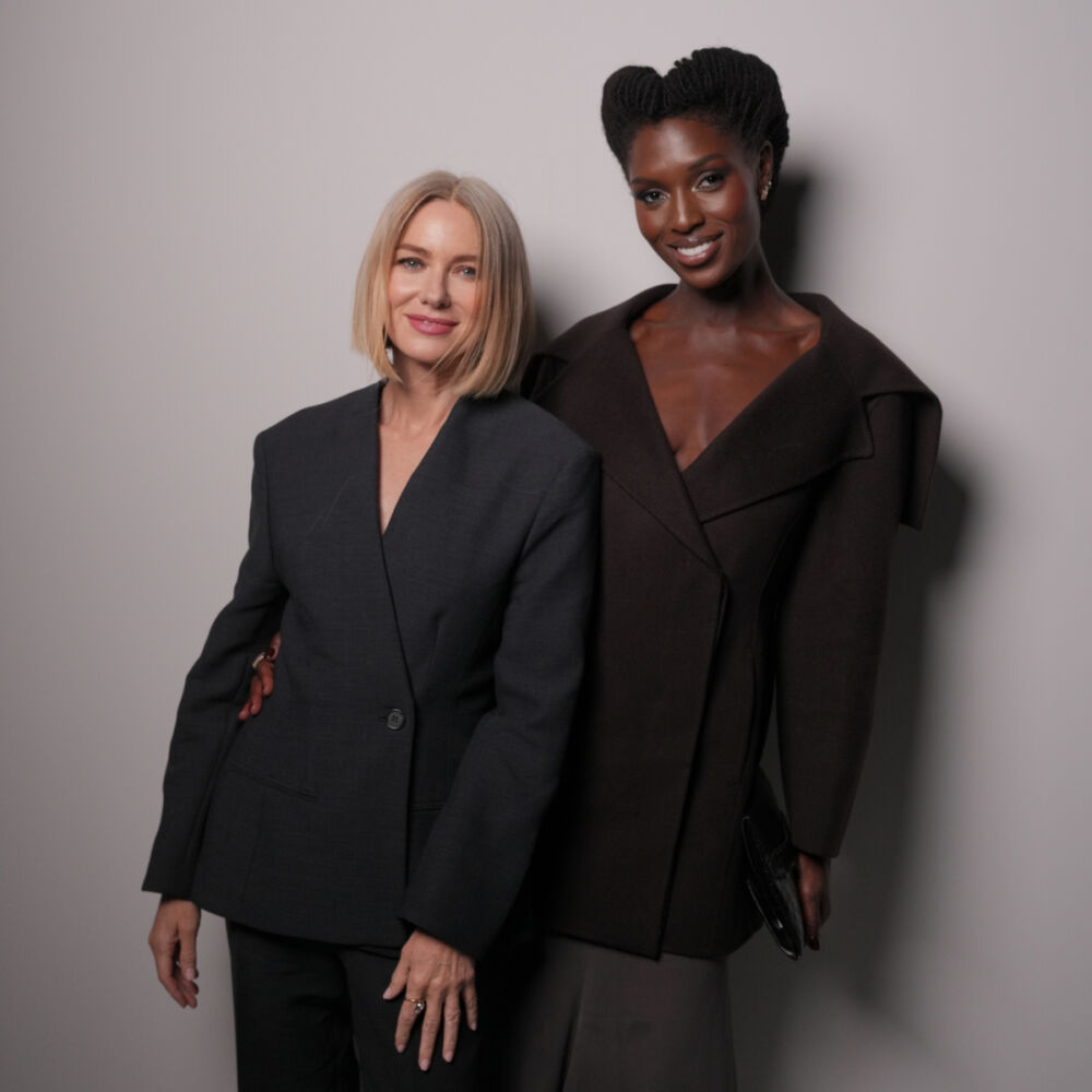 Naomie Watts ir Jody Turner-Smith COS šou
