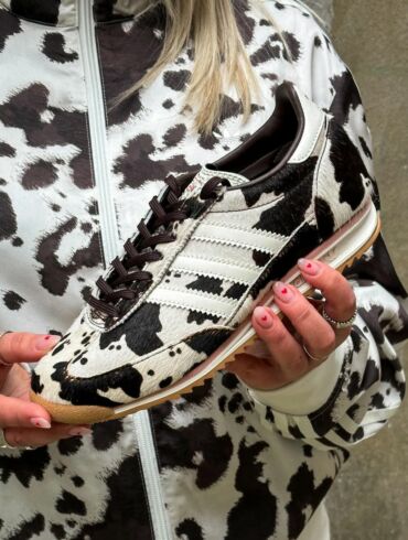 adidas karvės rašto sportiniai bateliai