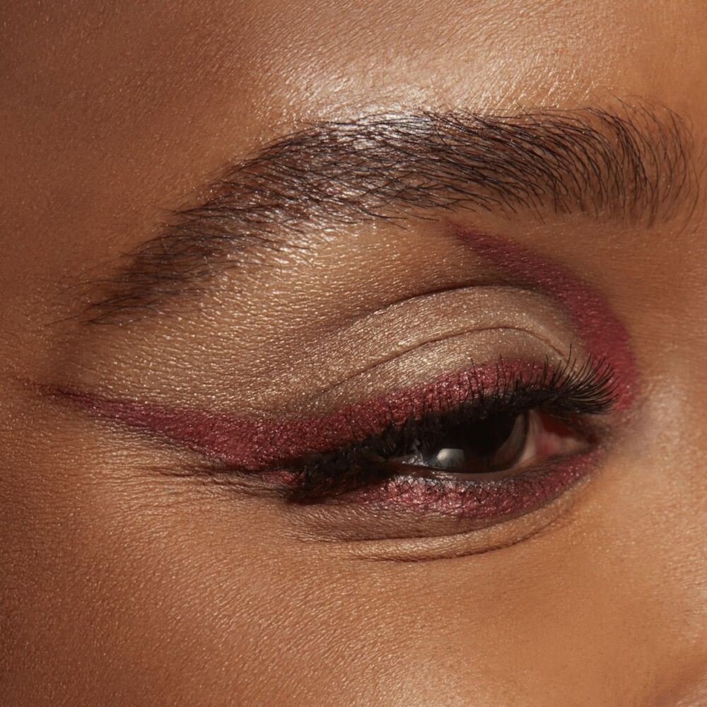 mac cosmetics raudonas akių makiažas