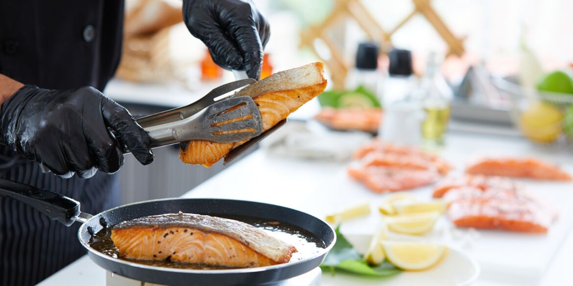 Lašiša keptuvėje / Shutterstock