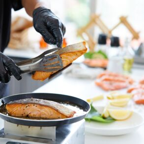 Lašiša keptuvėje / Shutterstock