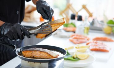 Lašiša keptuvėje / Shutterstock