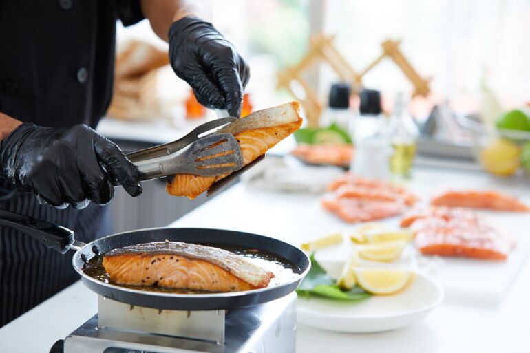 Lašiša keptuvėje / Shutterstock