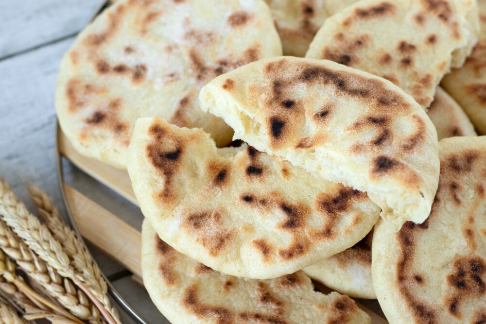 Naminė mielinė pitos duona: puri, minkšta ir tobula prie bet kokio patiekalo