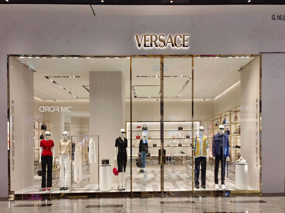 „Versace“ spalvų žaidimas: ryškiausi rudens stiliaus akcentai
