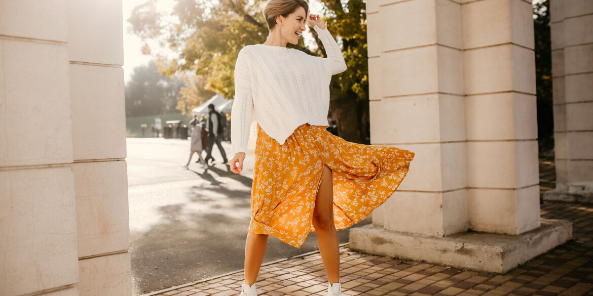 Vasarinė suknelė ir megztinis / Shutterstock