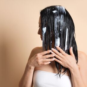 Kaukės dažytiems plaukams / Shutterstock