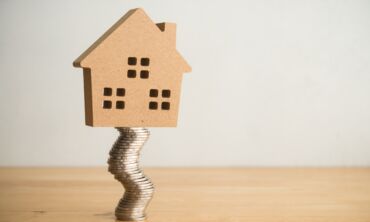 Pinigai namuose / Shutterstock